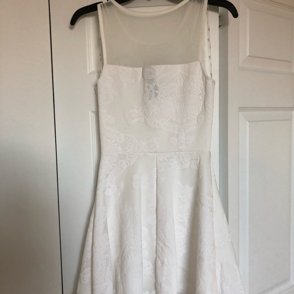 Dresss - Picture 2 of 3
